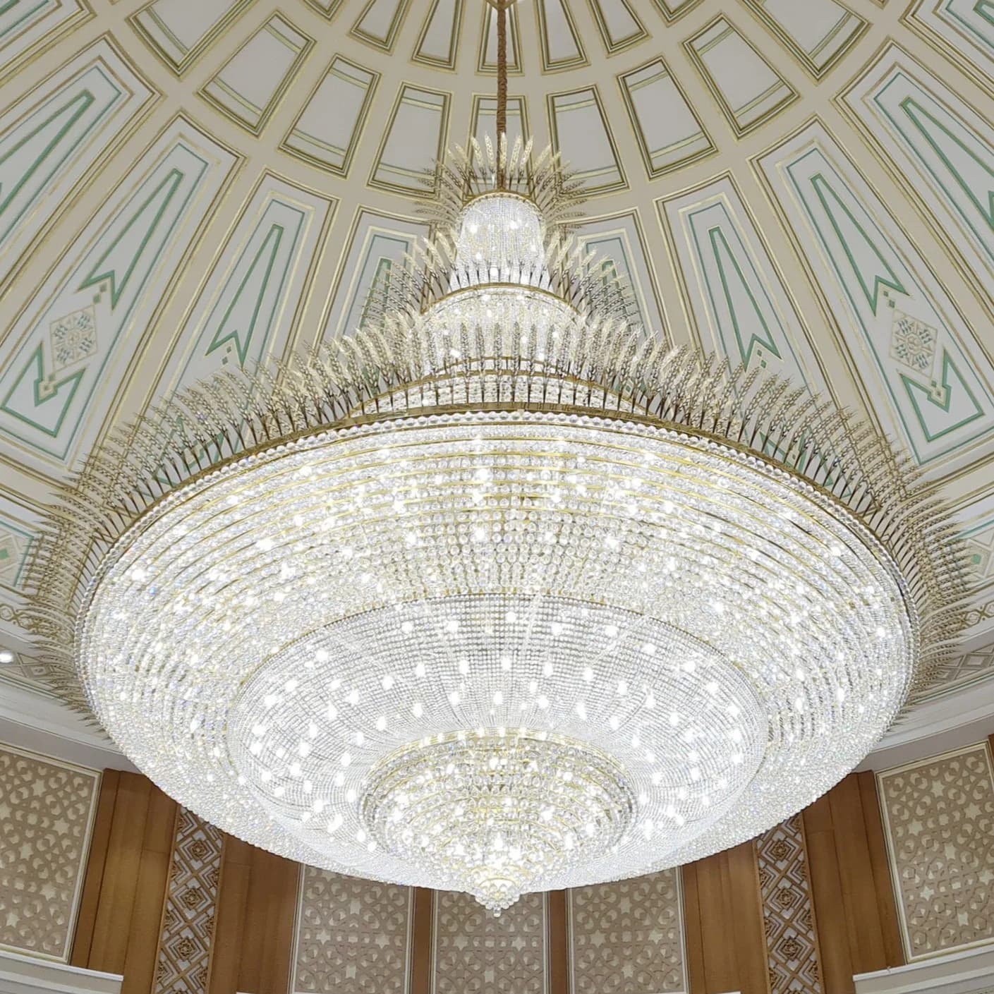 Luxusní křišťálové lustry velkých rozměrů